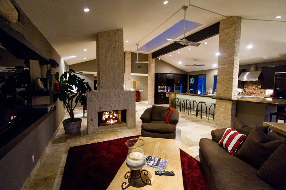 Mittelgroßes, Offenes Modernes Wohnzimmer mit brauner Wandfarbe, Porzellan-Bodenfliesen, Kamin, Multimediawand und beigem Boden in Sonstige