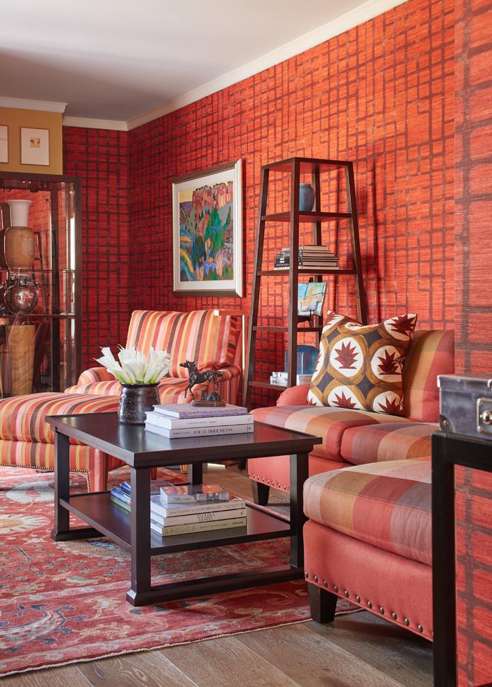 Foto på ett mellanstort eklektiskt separat vardagsrum, med ett finrum, röda väggar, mörkt trägolv och brunt golv