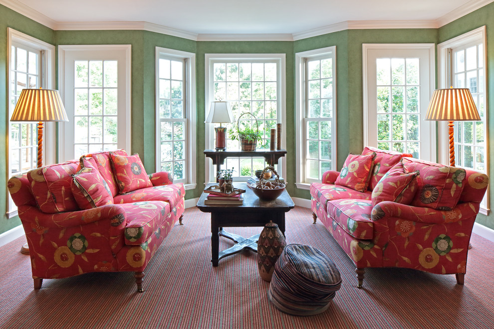 Свежая идея для дизайна: гостиная комната среднего размера в классическом стиле с зелеными стенами - отличное фото интерьера
