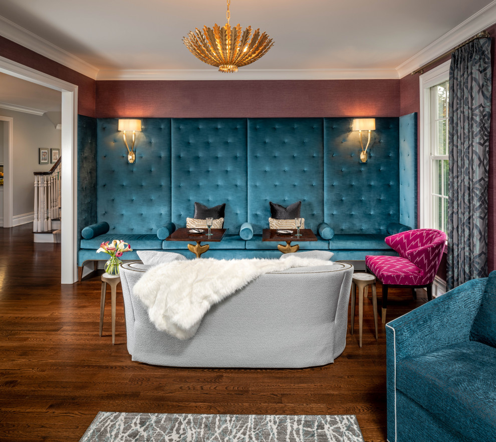 Esempio di un grande soggiorno classico aperto con sala formale, pareti viola, pavimento in legno massello medio, nessuna TV e pavimento marrone