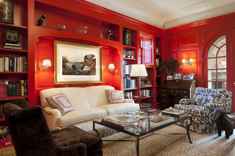 Idee per un soggiorno classico di medie dimensioni e aperto con pareti rosse, libreria, moquette, camino classico, nessuna TV e cornice del camino in metallo