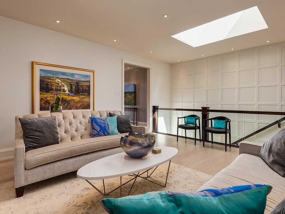 Foto di un soggiorno minimal di medie dimensioni e aperto con sala formale, pareti bianche e parquet chiaro