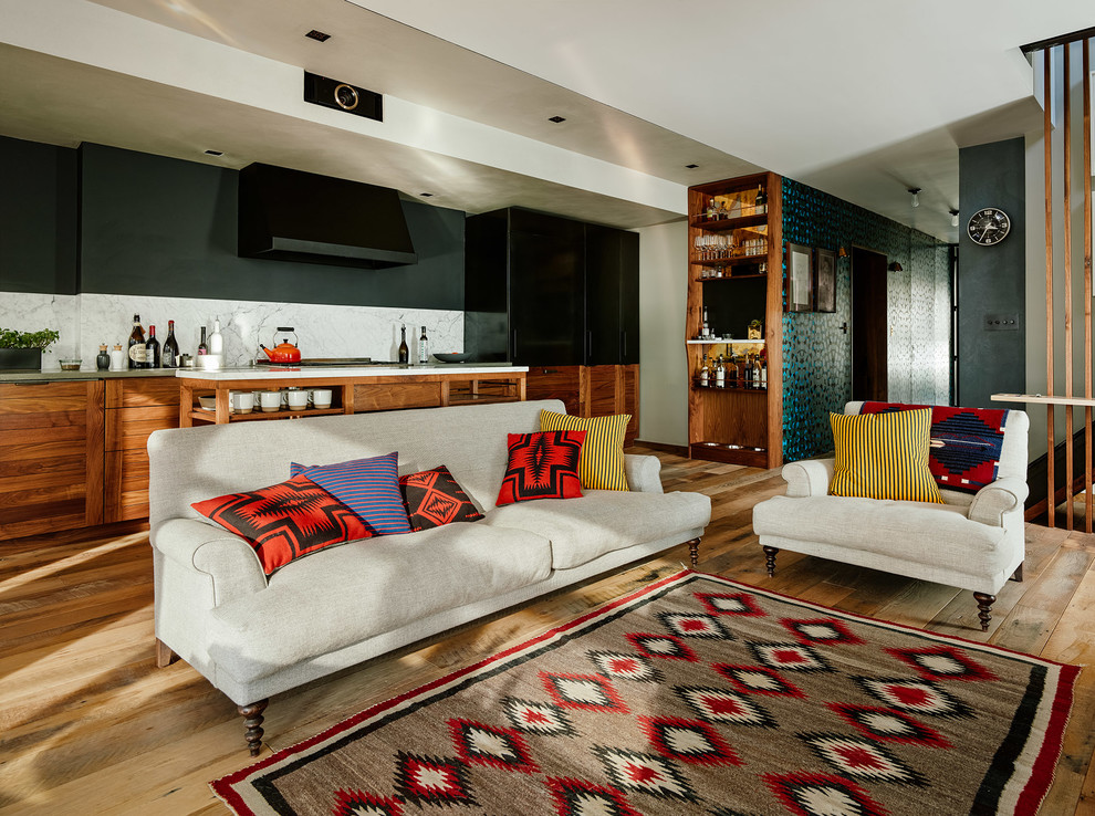 Esempio di un soggiorno eclettico di medie dimensioni e aperto con pareti nere, pavimento in legno massello medio e sala formale