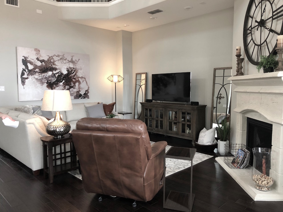 Mittelgroßes, Abgetrenntes Klassisches Wohnzimmer mit grauer Wandfarbe, dunklem Holzboden und braunem Boden in Austin