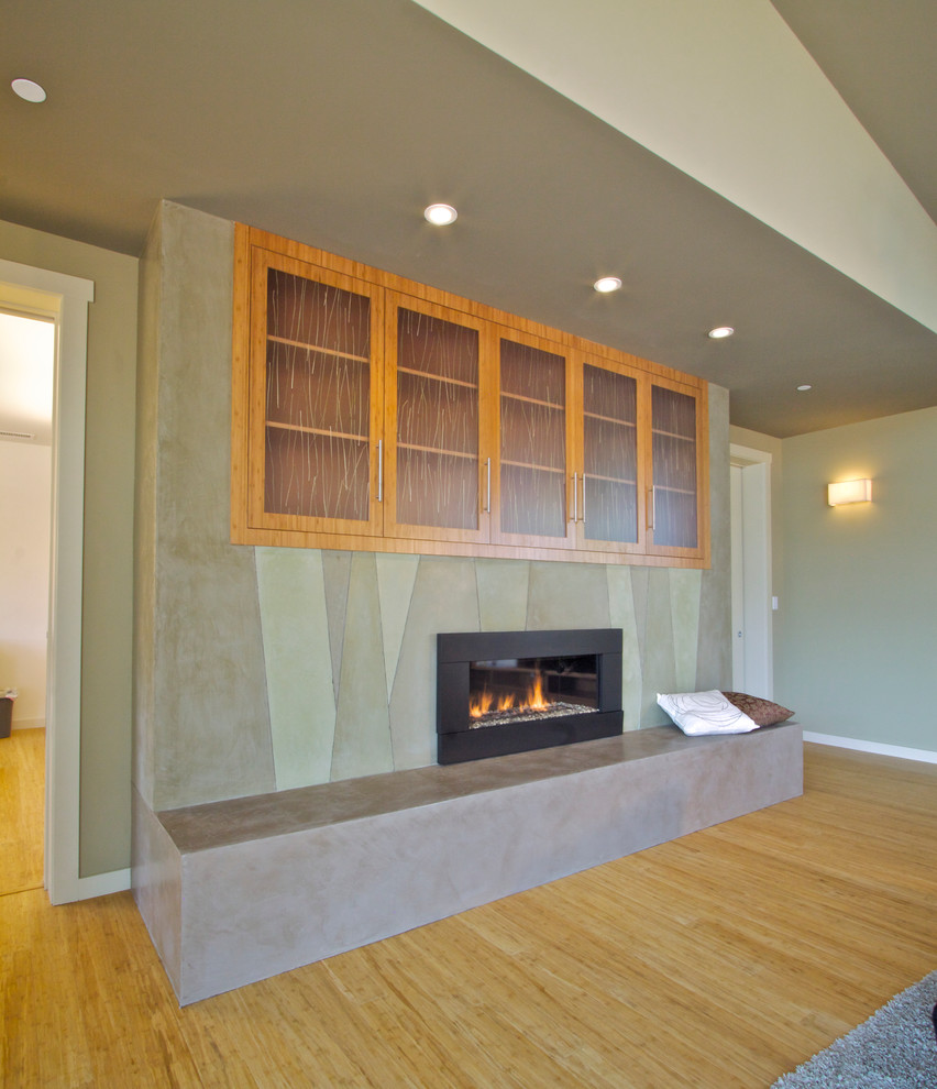 サンフランシスコにある高級な広いトラディショナルスタイルのおしゃれなLDK (ベージュの壁、竹フローリング、横長型暖炉、漆喰の暖炉まわり、埋込式メディアウォール) の写真