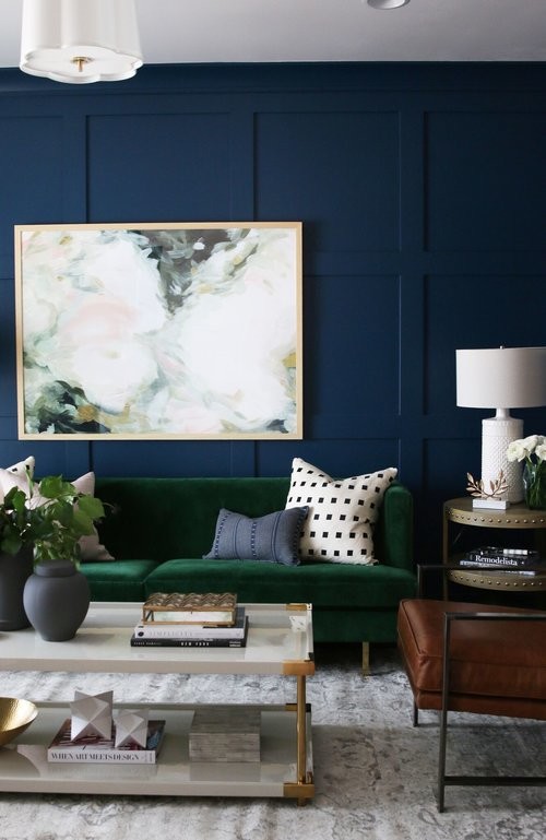 Idéer för ett mellanstort klassiskt vardagsrum, med blå väggar och mellanmörkt trägolv