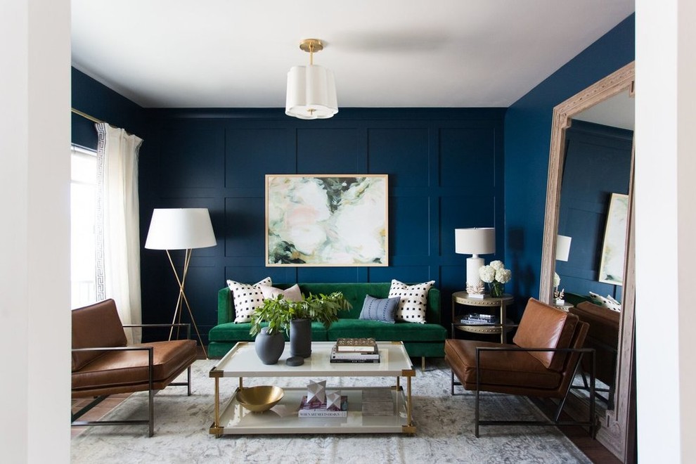 Idée de décoration pour un salon tradition de taille moyenne avec un mur bleu, un sol en bois brun et éclairage.
