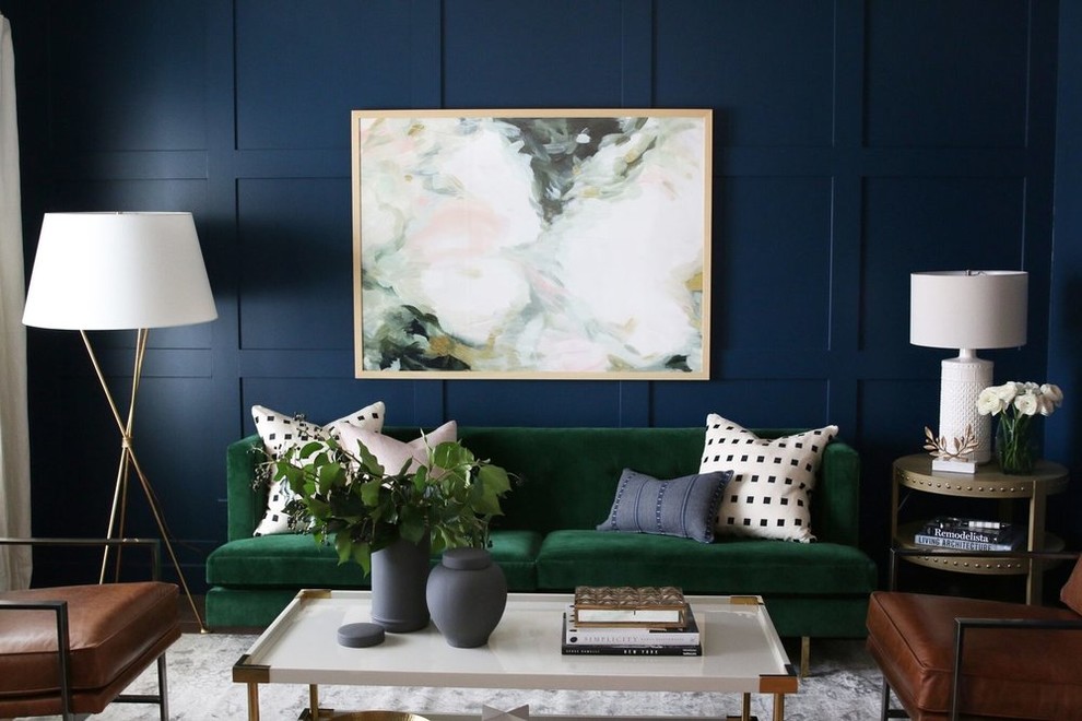 Свежая идея для дизайна: гостиная комната среднего размера в стиле неоклассика (современная классика) с синими стенами и паркетным полом среднего тона - отличное фото интерьера