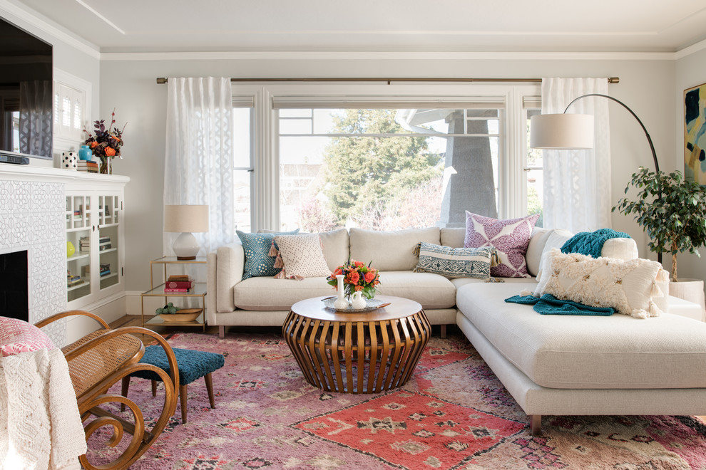 Abgetrenntes Klassisches Wohnzimmer mit weißer Wandfarbe, braunem Holzboden und TV-Wand in San Francisco