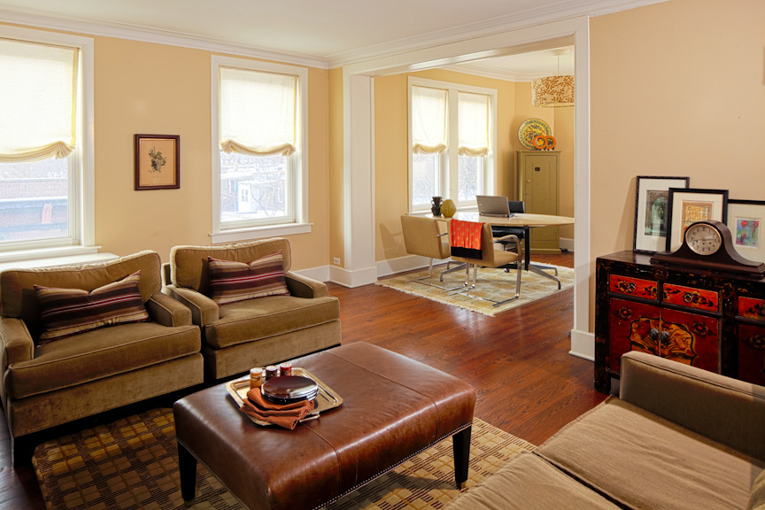 Inspiration for a traditional living room in Chicago.