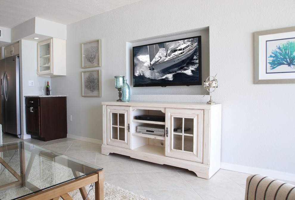 Kleines, Offenes Maritimes Wohnzimmer ohne Kamin mit grauer Wandfarbe, TV-Wand und Marmorboden in Tampa