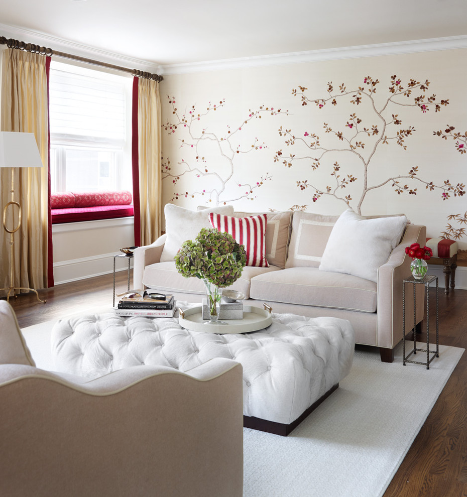 Foto di un soggiorno classico di medie dimensioni e chiuso con pareti beige, parquet scuro, sala formale, nessun camino e pavimento marrone