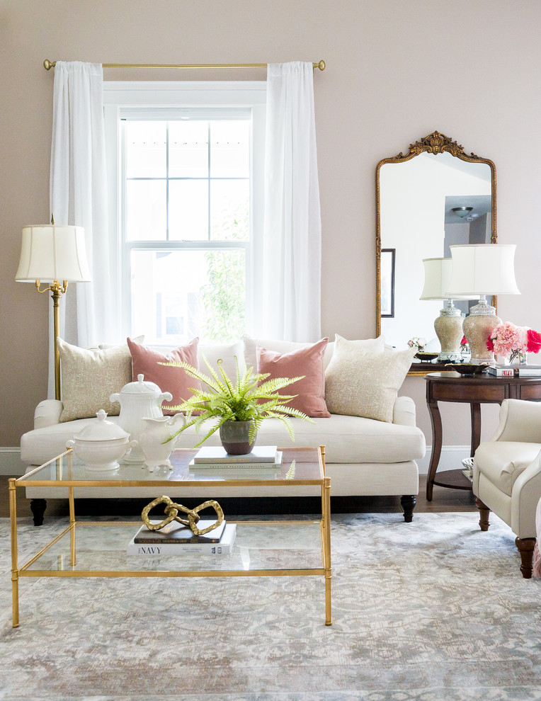 Foto di un soggiorno chic di medie dimensioni e aperto con pareti rosa, cornice del camino piastrellata, TV a parete e pavimento grigio