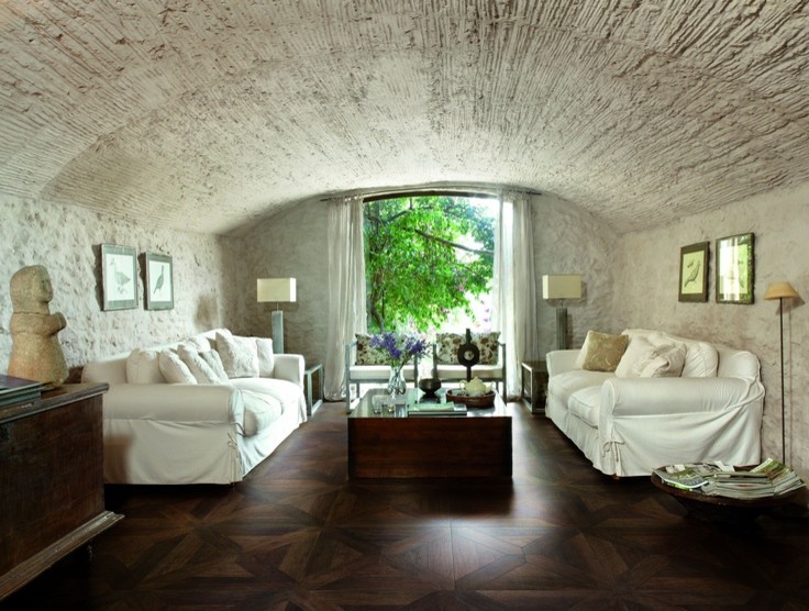 Foto de salón abierto rural de tamaño medio con paredes beige y suelo de madera oscura