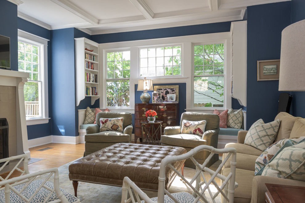 Идея дизайна: парадная, изолированная гостиная комната в классическом стиле с синими стенами, паркетным полом среднего тона, стандартным камином, телевизором на стене и оранжевым полом