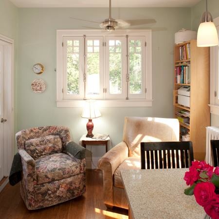 Foto de salón para visitas abierto tradicional pequeño con paredes verdes, suelo de madera oscura y suelo marrón