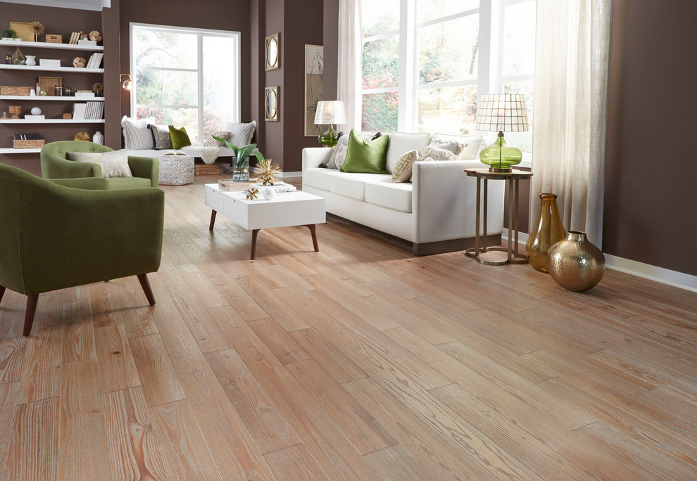 Idee per un soggiorno minimal con pareti marroni e pavimento in legno massello medio