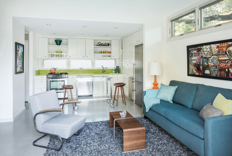 Esempio di un soggiorno minimal di medie dimensioni e aperto con pareti bianche e pavimento grigio