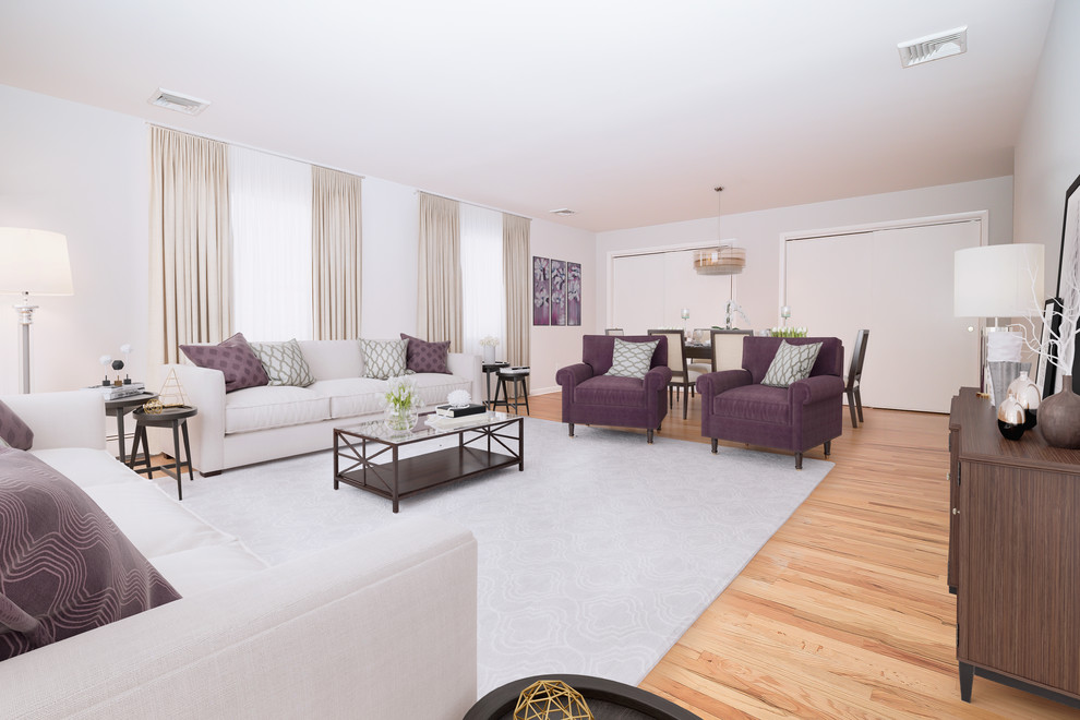 Mittelgroßes, Repräsentatives, Offenes Modernes Wohnzimmer mit beiger Wandfarbe, hellem Holzboden und verstecktem TV in New York