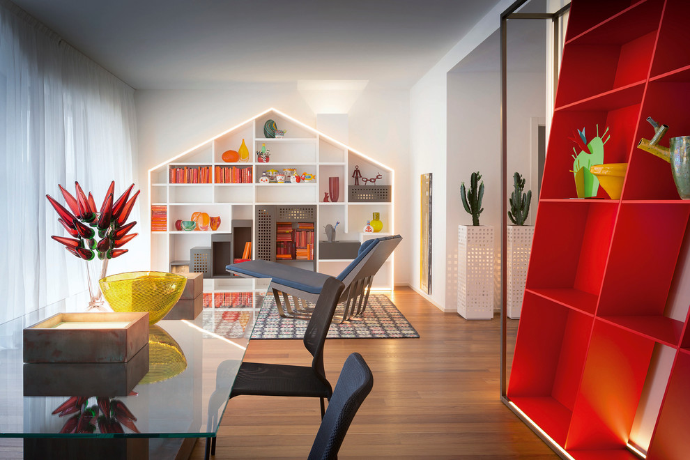 Mittelgroßes, Offenes Modernes Wohnzimmer mit weißer Wandfarbe und hellem Holzboden in Mailand