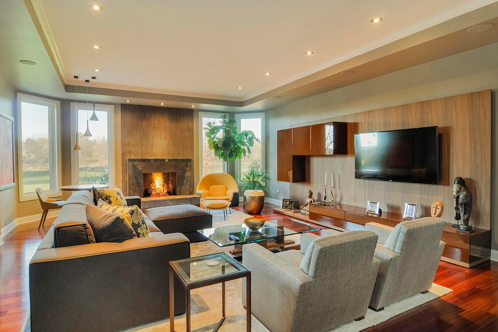 Пример оригинального дизайна: гостиная комната в стиле неоклассика (современная классика) с стандартным камином и телевизором на стене