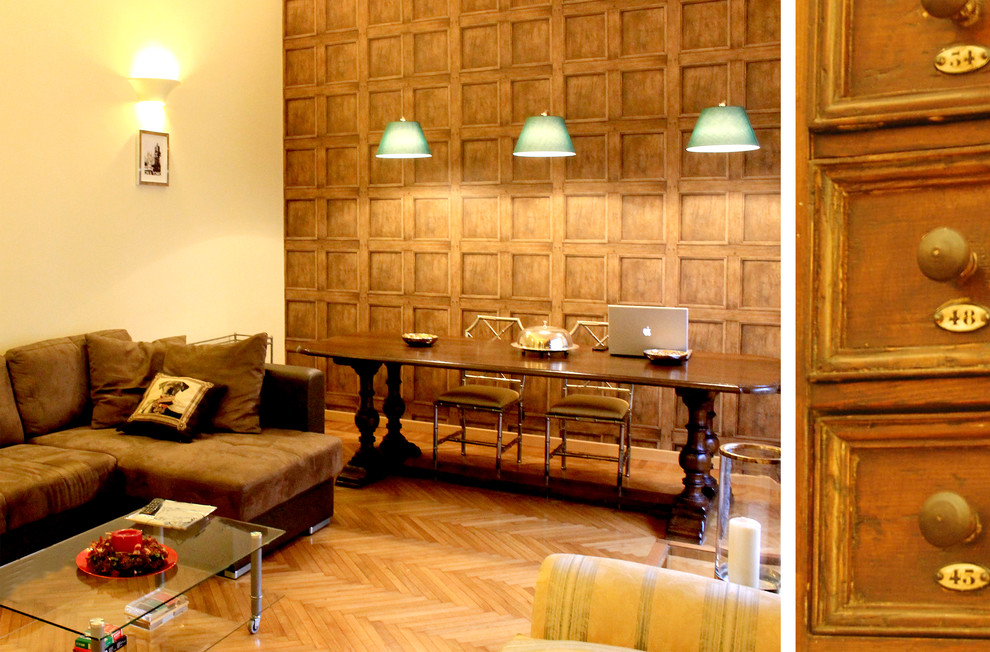 Idee per un grande soggiorno eclettico aperto con libreria, pareti beige e pavimento in legno massello medio