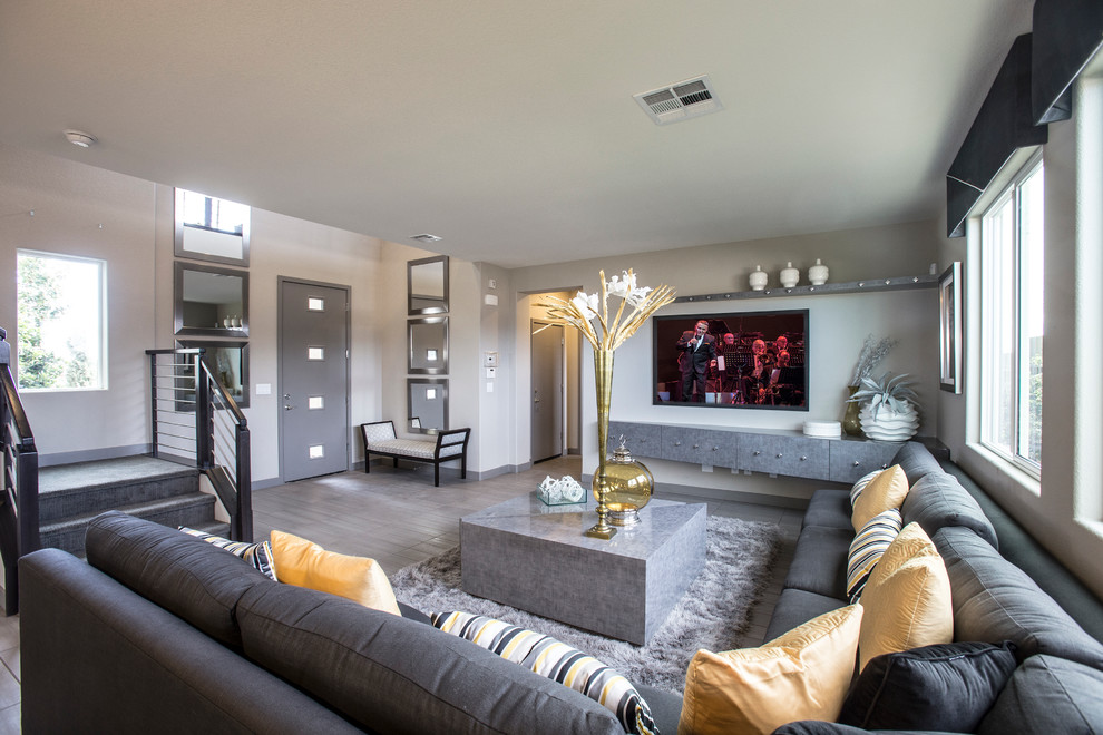 Mittelgroßes, Offenes Modernes Wohnzimmer mit beiger Wandfarbe, braunem Holzboden und TV-Wand in Las Vegas