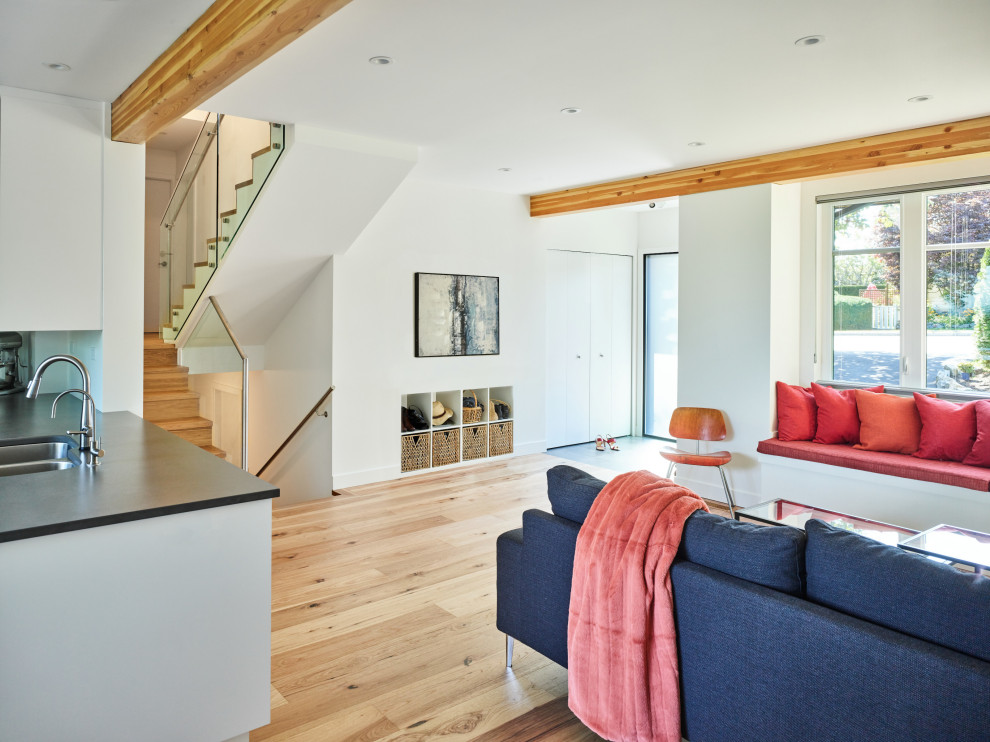 Foto di un soggiorno minimal di medie dimensioni e aperto con pareti bianche, parquet chiaro e pavimento beige