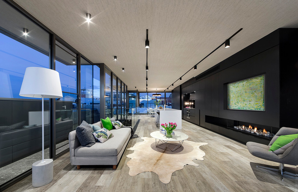 Идея дизайна: гостиная комната в современном стиле с светлым паркетным полом и горизонтальным камином