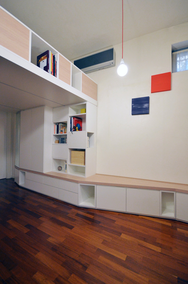 Idéer för ett litet modernt allrum med öppen planlösning, med ett bibliotek, vita väggar, målat trägolv och brunt golv