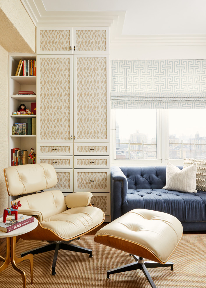 Idee per un soggiorno contemporaneo con pareti bianche, parquet scuro e pavimento marrone