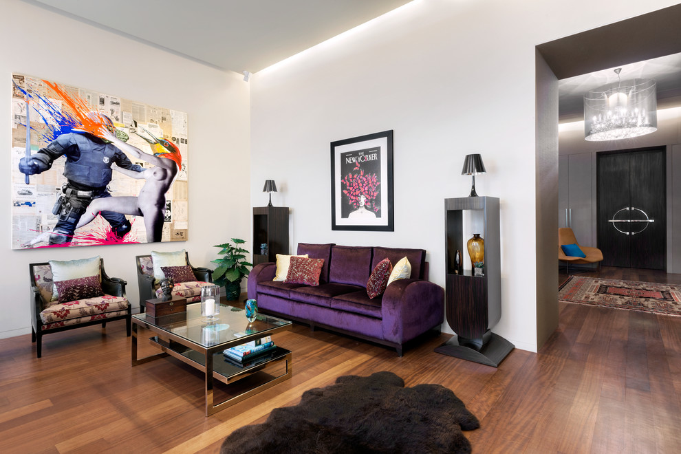 Großes, Repräsentatives, Fernseherloses, Abgetrenntes Stilmix Wohnzimmer ohne Kamin mit weißer Wandfarbe und dunklem Holzboden in Valencia