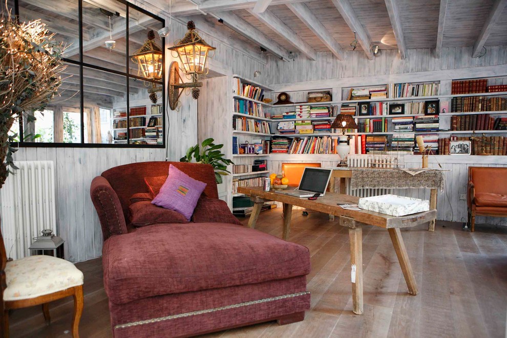 На фото: изолированная гостиная комната среднего размера в стиле фьюжн с с книжными шкафами и полками, белыми стенами и светлым паркетным полом без камина, телевизора с