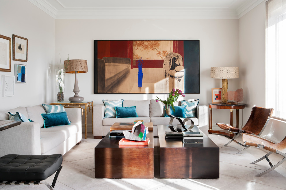 Großes, Repräsentatives, Fernseherloses, Offenes Modernes Wohnzimmer mit Keramikboden und beiger Wandfarbe in Madrid