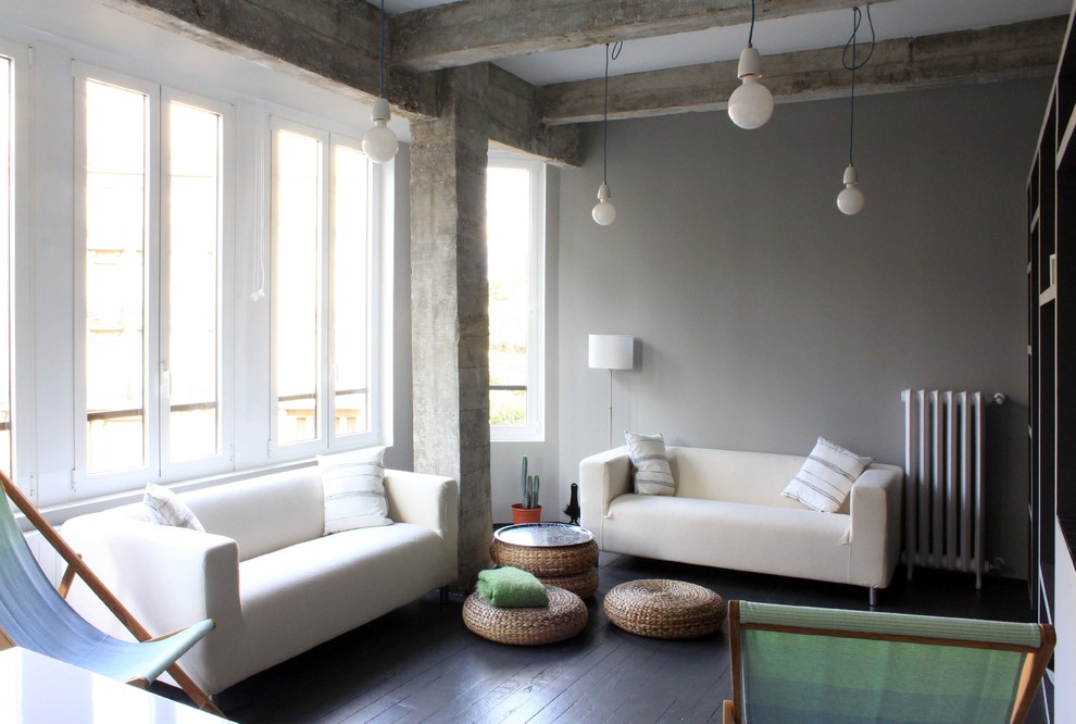 Exempel på ett mellanstort industriellt separat vardagsrum, med ett finrum, grå väggar och mörkt trägolv