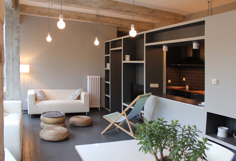 Diseño de salón para visitas abierto urbano de tamaño medio sin chimenea y televisor con paredes grises y suelo de madera pintada