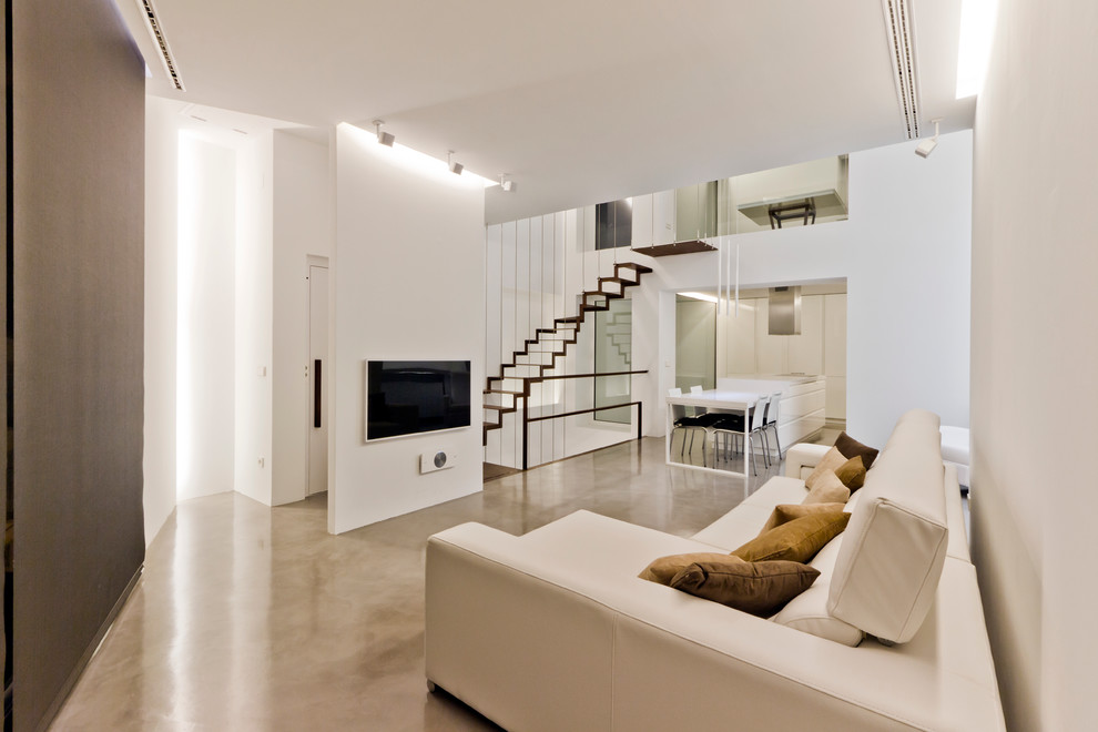 Ejemplo de salón para visitas abierto clásico renovado de tamaño medio sin chimenea con paredes blancas y televisor colgado en la pared