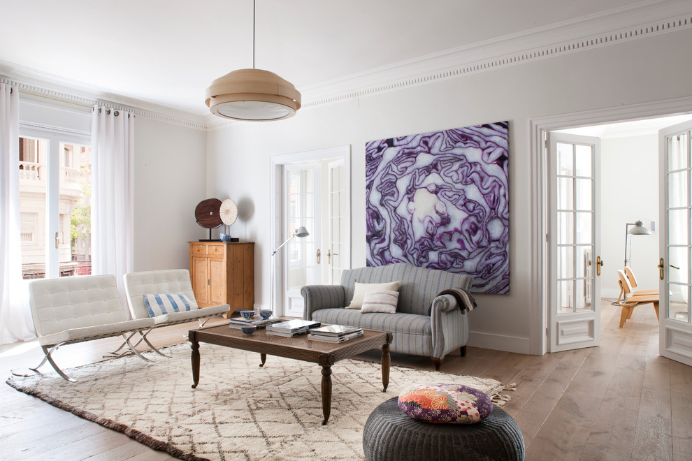 Repräsentatives, Abgetrenntes, Fernseherloses Modernes Wohnzimmer ohne Kamin mit grauer Wandfarbe und braunem Holzboden in Sonstige