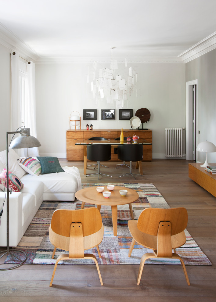 Großes, Repräsentatives, Fernseherloses, Abgetrenntes Modernes Wohnzimmer ohne Kamin mit grauer Wandfarbe und braunem Holzboden in Sonstige