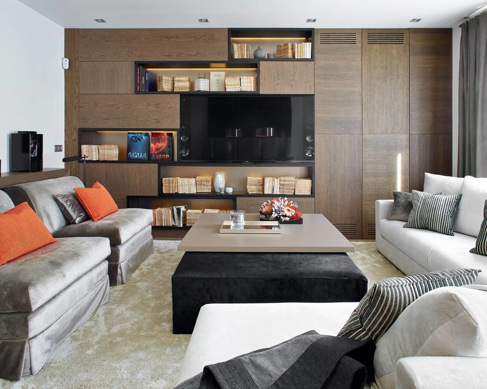 Modern inredning av ett stort separat vardagsrum, med ett finrum, bruna väggar, heltäckningsmatta och en inbyggd mediavägg