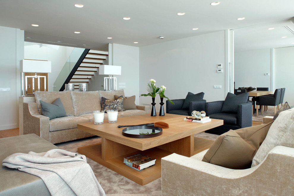Стильный дизайн: большая парадная, открытая гостиная комната в современном стиле с белыми стенами без камина, телевизора - последний тренд