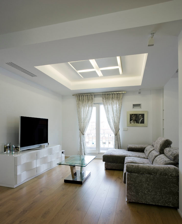Пример оригинального дизайна: парадная, изолированная гостиная комната среднего размера в современном стиле с белыми стенами, паркетным полом среднего тона и отдельно стоящим телевизором без камина