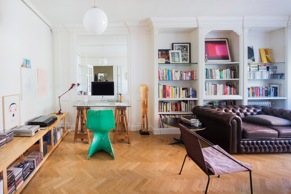 Mittelgroßes, Repräsentatives, Fernseherloses, Abgetrenntes Eklektisches Wohnzimmer ohne Kamin mit weißer Wandfarbe und braunem Holzboden in Madrid