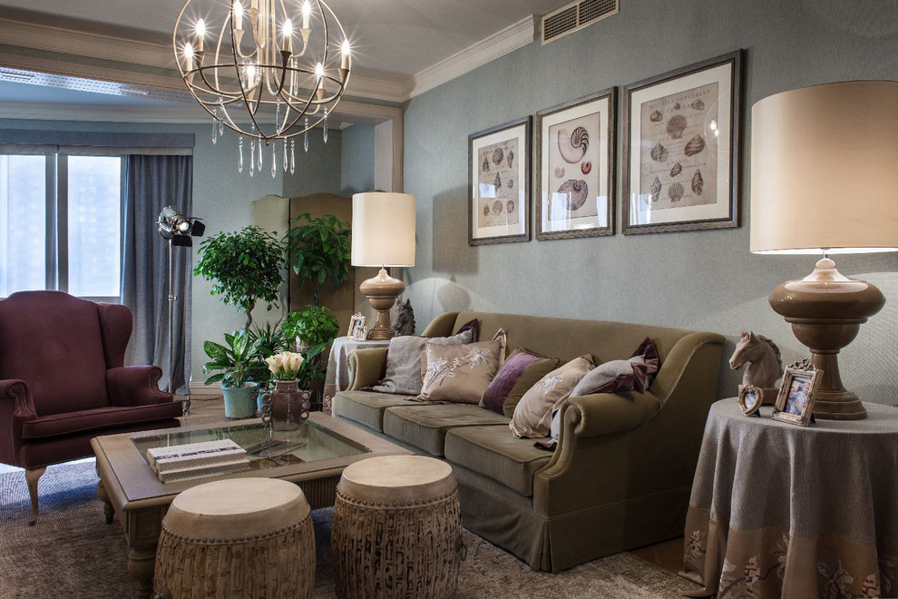 Idee per un soggiorno boho chic aperto con pareti blu, TV a parete, sala formale e pavimento in legno massello medio