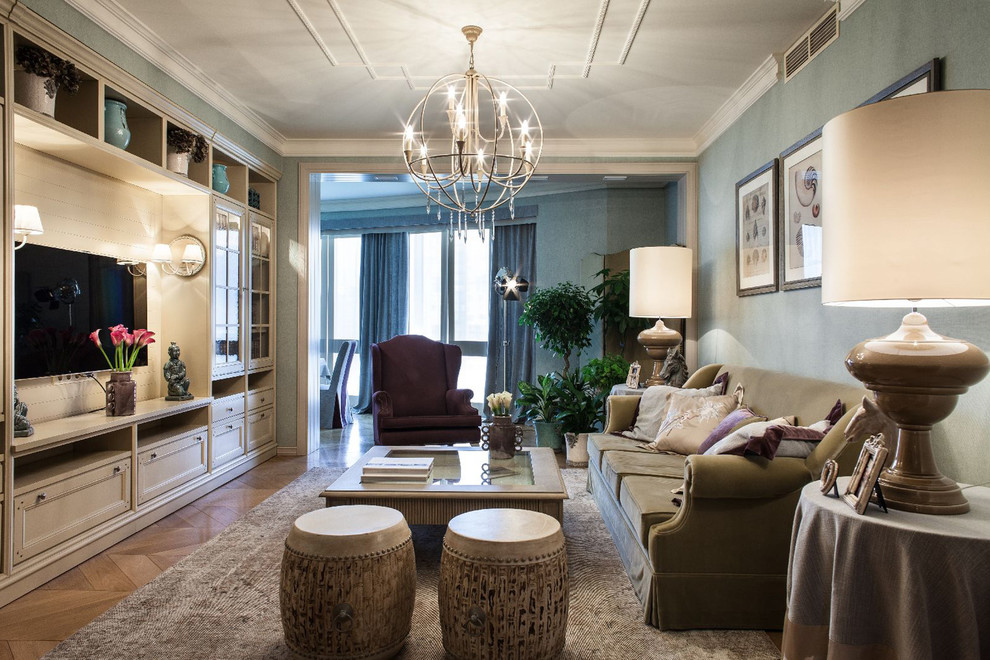 Ejemplo de salón para visitas abierto ecléctico con paredes azules, televisor colgado en la pared y suelo de madera en tonos medios