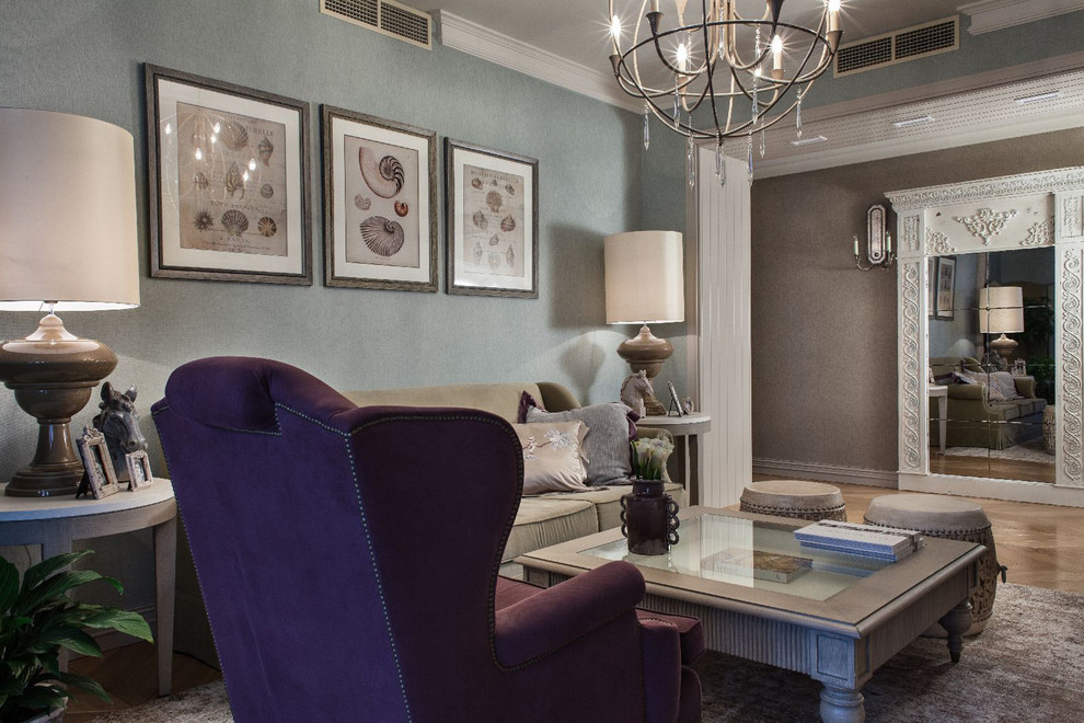 Идея дизайна: открытая гостиная комната в современном стиле с синими стенами, деревянным полом и телевизором на стене
