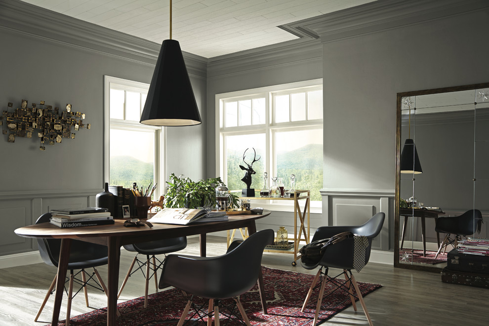 Идея дизайна: столовая среднего размера в скандинавском стиле с серыми стенами и светлым паркетным полом