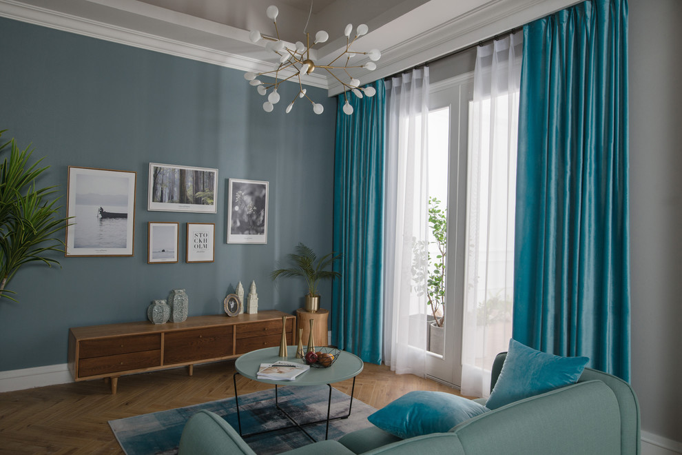 Пример оригинального дизайна: гостиная комната в современном стиле с синими шторами