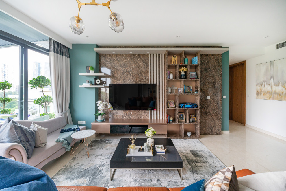 На фото: открытая гостиная комната среднего размера в современном стиле с синими стенами, телевизором на стене и бежевым полом без камина