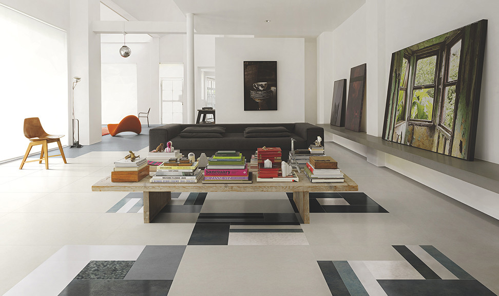Свежая идея для дизайна: гостиная комната с полом из керамогранита - отличное фото интерьера